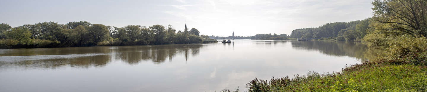 MP1 Zicht op veerboot op Schelde en kerktorens Mariekerke en Sint Amands c Toerisme Scheldeland