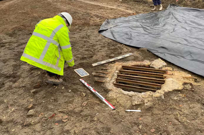 De archeologen meten de middeleeuwse waterput op c gemeente rumst